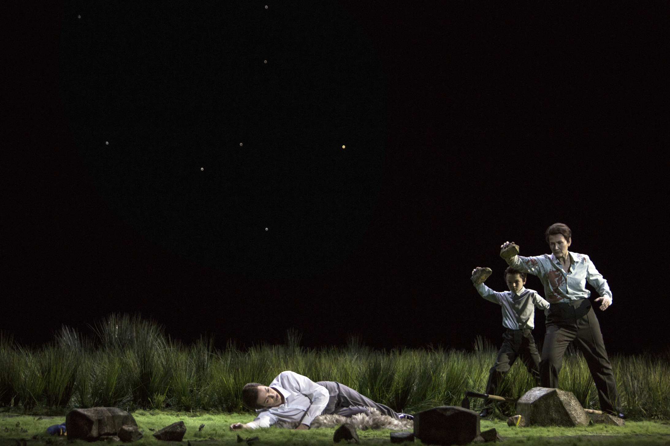 Der erste Mord – in der Opéra Garnier magisch in Szene gesetzt: Kain erschlägt Abel © Bernd Uhlig