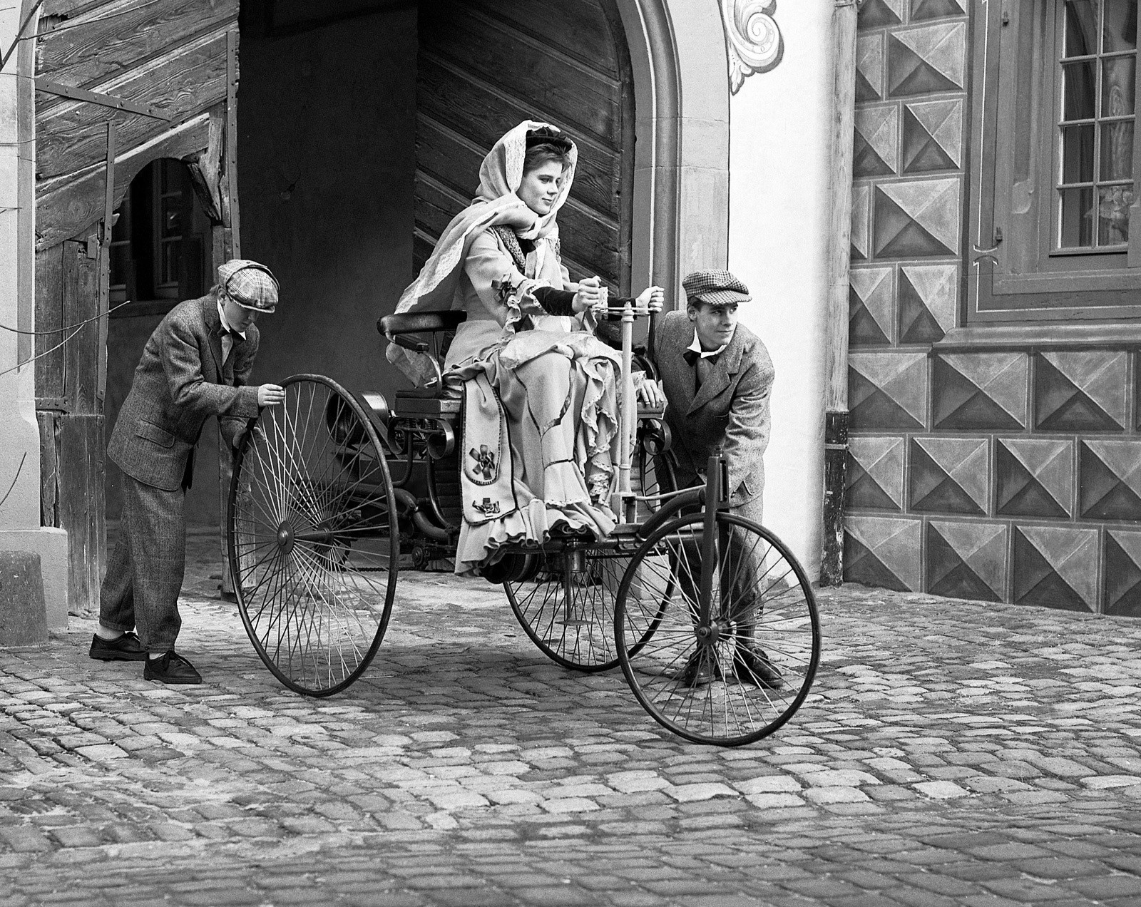 1849: Geburt von Bertha Benz, Ehefrau von Karl Benz. Sie lässt sich ihre Mitgift auszahlen und finanziert die Arbeiten ihres Verlobten und späteren Mannes und verhilft damit dem Auto zum Durchbruch. Sie ist der erste Mensch, der mit einem Auto eine länger Fahrt hinlegt. Am 5. August 1888 fährt sie zusammen mit ihren beiden Söhnen mit dem dreirädrigen Benz Patent-Motorwagen von Mannheim ins 106 km entfernte Pforzheim. Ihr Mann weiss nichts von der Fahrt, die dazu beiträgt die starken Vorbehalten der Bevölke…