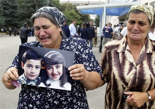 2004: Ende der Geiselnahme von Beslan in der autonomen russischen Republik Nordossetien im nördlichen Kaukasus. Islamische Separatisten aus Inguschetien und Tschetschenien hatten am 1. September eine Schule überfallen und über tausend Kinder und Lehrer als Geiseln genommen. Bei der Befreiungsaktion richten die Geiselnehmer ein Massaker an. Bei der Aktion sterben 334 Menschen. Die Geiselnehmer des Riyadus-Salikhin Battaillons stehen unter dem Kommando des Tschetschenen Shamil Basayev. Er verlangt die Unabhä…