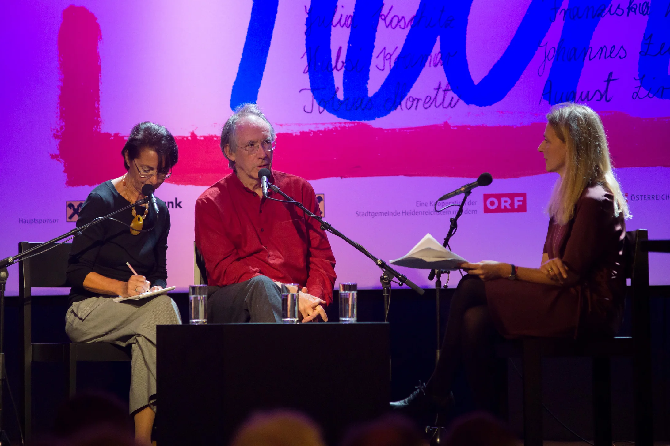 Die Dramaturgin Bettina Hering (rechts) im Gespräch mit Ian McEwan. © Fotostudio Erhard Hois-3860 Heidenreichstein