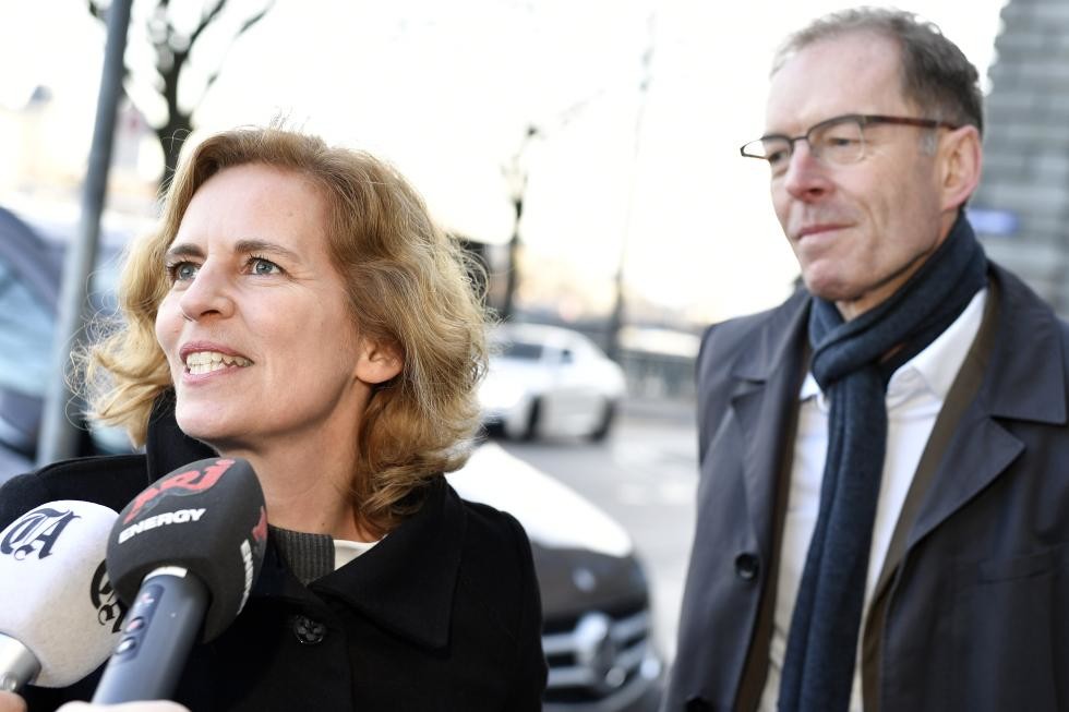 Die neue grüne Zürcher Stadträtin Karin Rykart mit ihrem Parteikollegen Daniel Leupi (Foto: Keystone/Walter Bieri)