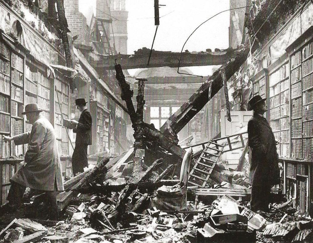 Eine Bibliothek in London nach einem deutschen Luftangriff, 1940.