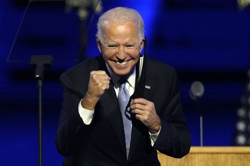 Der gewählte Präsident Joe Biden kommt vor seiner Rede zur Wahl beim Feiern mit seinen begeisterten Anhängern an seinem Wohnort Wilmington ein bisschen aus sich heraus. (Keystone/AP Photo, Andrew Harnik)
