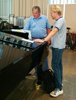 Sie geben den Takt an: Chorleiter Ernst Raffelsberger (links) und Pianist Damian Whiteley
Fotos: Opernhaus Zürich