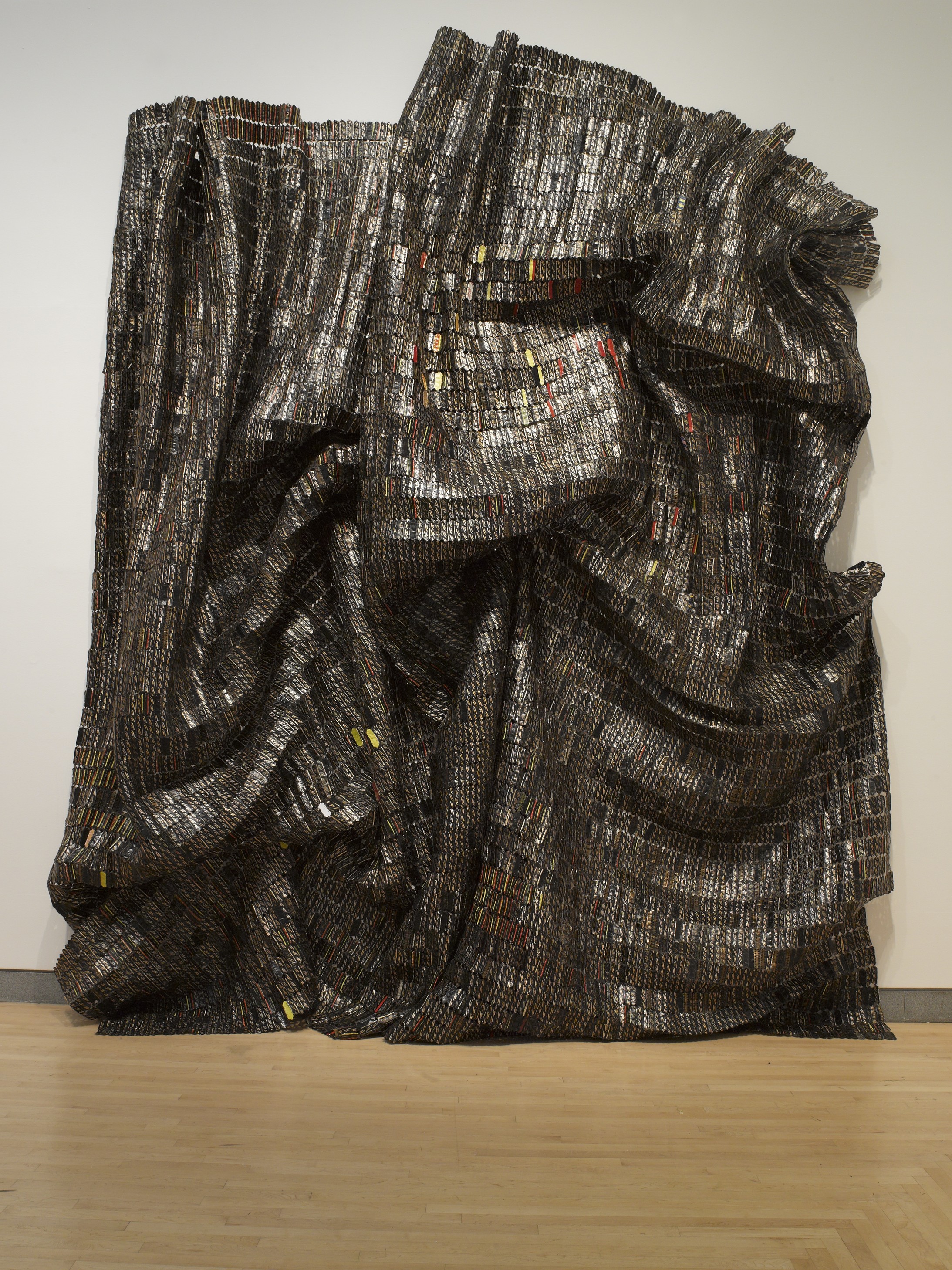 El Anatsui: Black Block, 2010, Aluminium und Kupferdraht, zwei Teile, je 525,8 x 339,1 cm, 30 und 39 kg, Brooklyn Museum, Bequest of William K. Jacobs, Jr., by exchange, 2013.7a-b, © El Anatsui