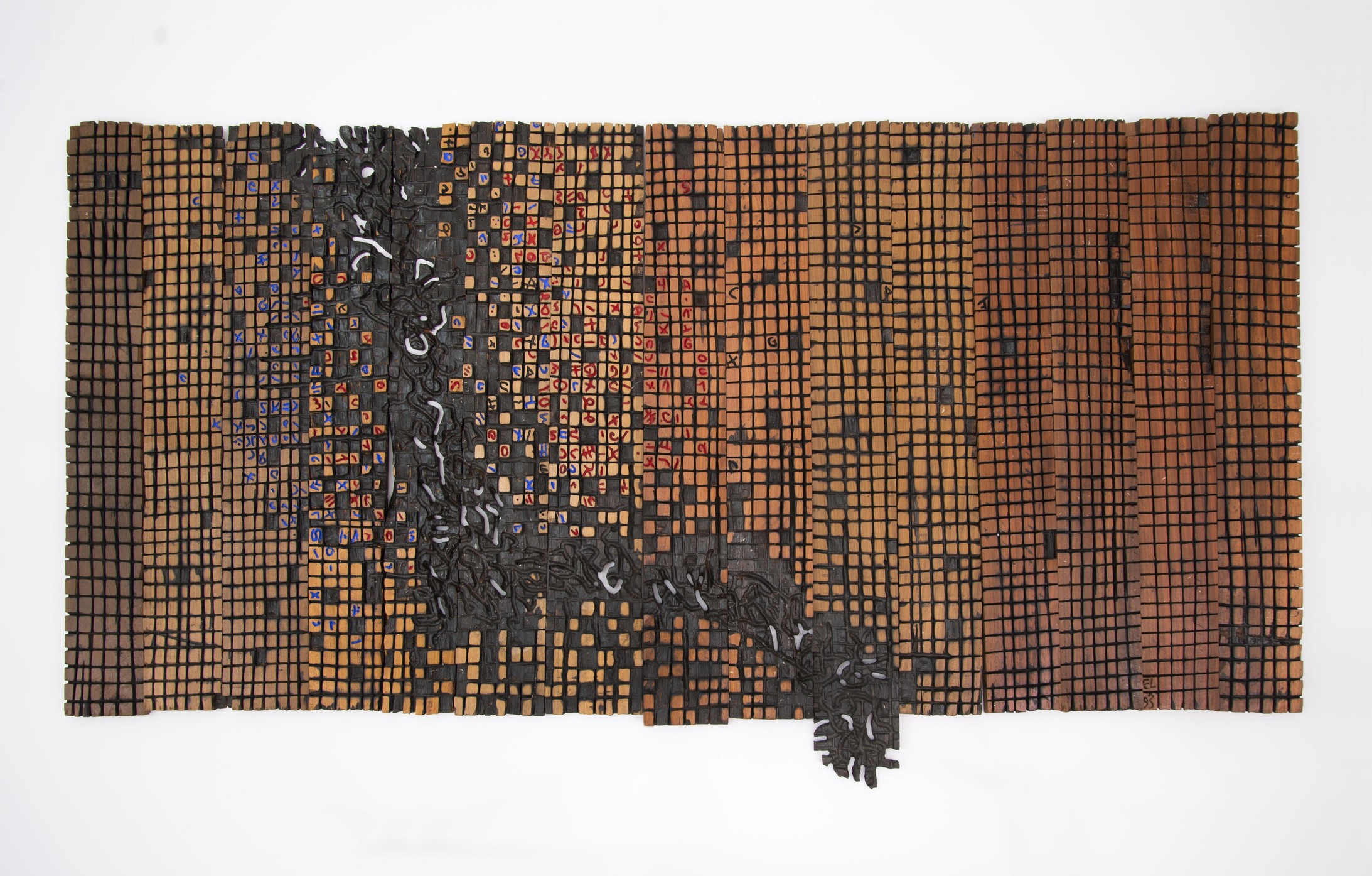 El Anatsui: Old Cloth Series, 1993, Holz, Tempera, 80 x 153 cm, Collection of Richard and Elizabeth Witten, USA, © El Anatsui