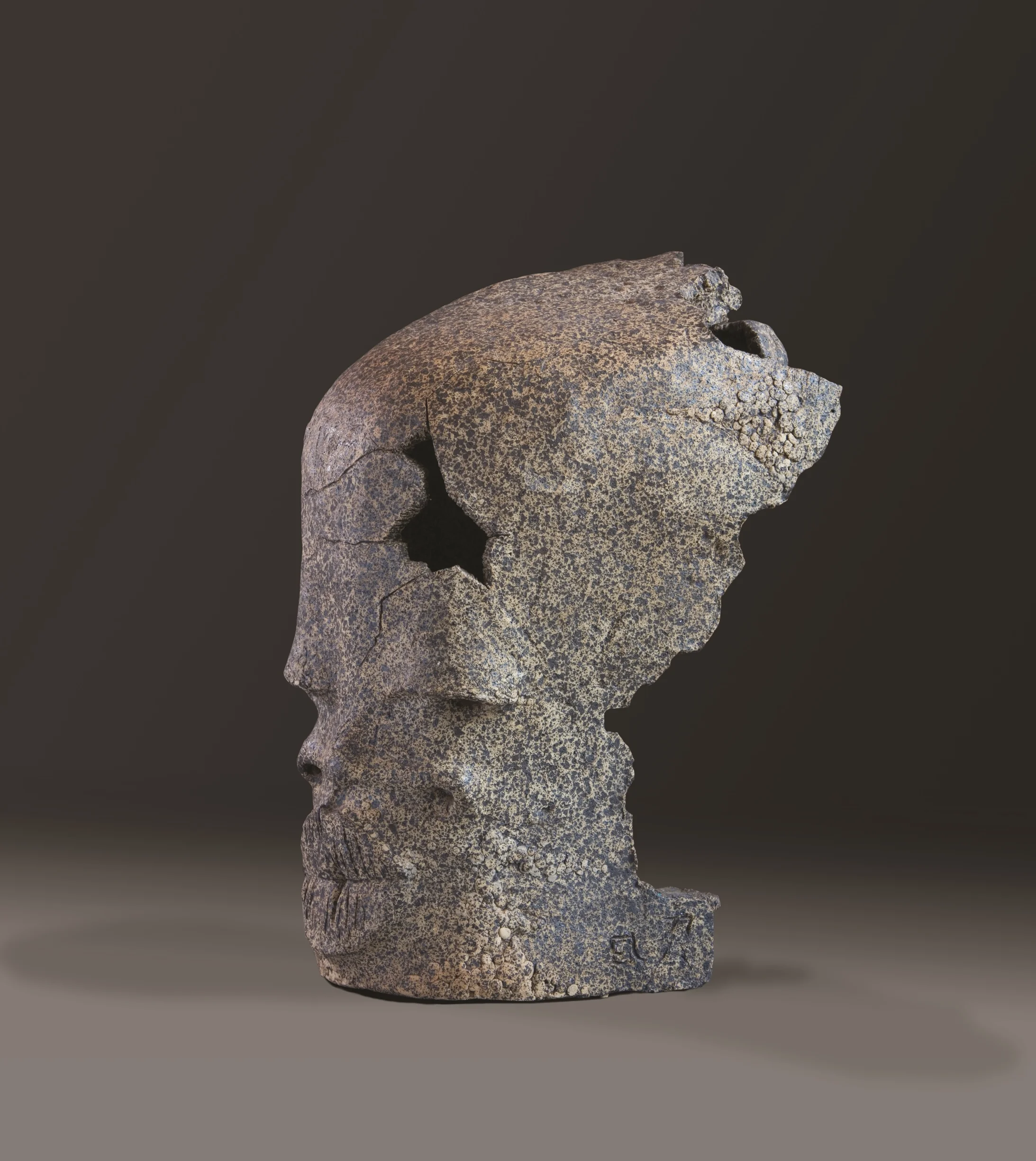 El Anatsui; Chambers of Memory, 1977, Keramik, Mangan, 40 x 26 cm, Collection of the artist, Nsukka, Nigeria, © El Anatsui, Courtesy of the artist and Jack Shainman Gallery, New York