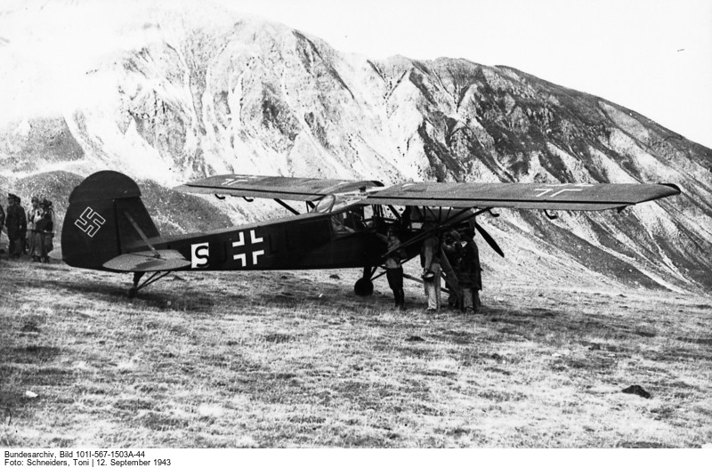 Abflug des Fieseler Storchs (Foto: Deutsches Bundesarchiv, Bild 101I-567-1503A-44, Fotograf: Toni Schneiders)