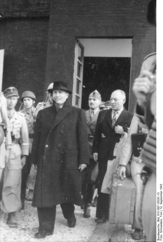 Mussolini verlässt das Hotel, rechts von ihm Gereral Soleti (Foto: Deutsches Bundesarchiv, Bild 101I-567-1503C-13, Fotograf: Toni Schneiders)