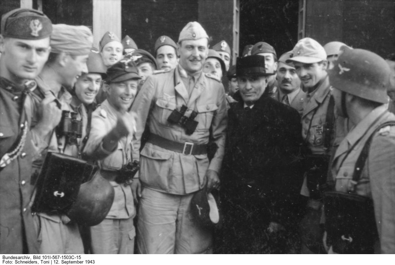 Mussolini mit seinen Befreiern (Foto: Deutsches Bundesarchiv, Bild 101I-567-1503C-15, Fotograf: Toni Schneiders)