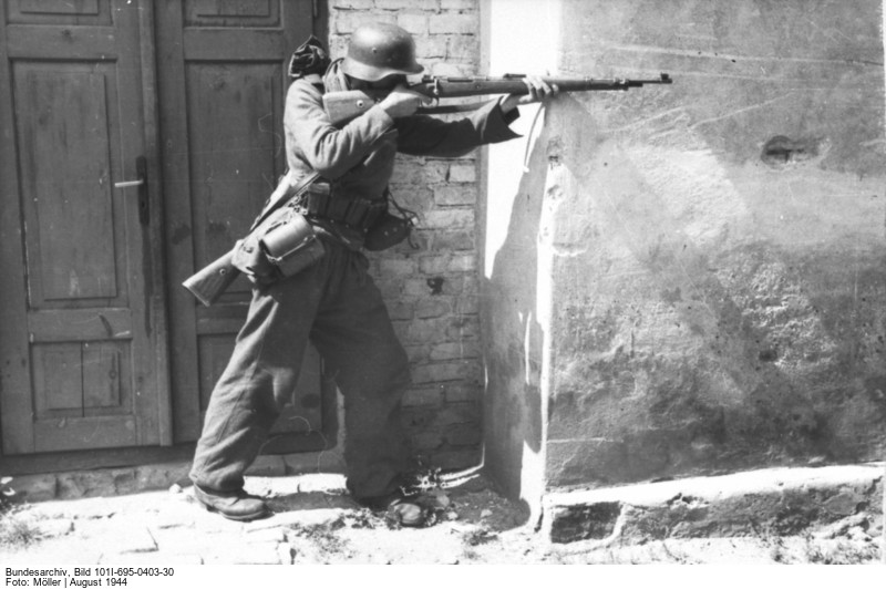 Deutscher Soldat mit Karabiner K 98 (Bild: Deutsches Bundesarchiv, 101I-695-0403-30, Fotograf: Möller, August 1944)

