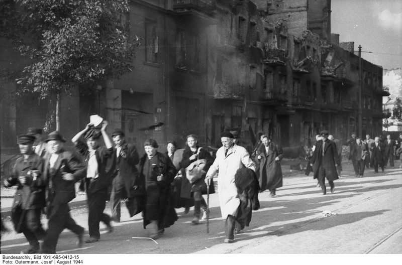 Verhaftete polnische Zivilisten (Bild: Deutsches Bundesarchiv, 101I-695-0412-15, Fotograf: Josef Gutermann, August 1944)

