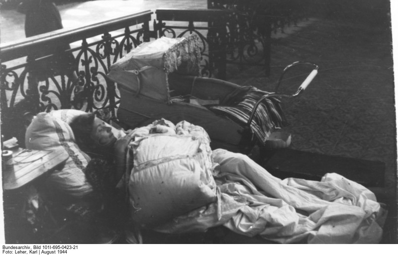 Eine Frau sucht Zuflucht in der St. Adalbert-Kirche in der Wolskastrasse (Bild: Deutsches Bundesarchiv, 101I-695-0423-21, Fotograf: Karl Leher, August 1944)
