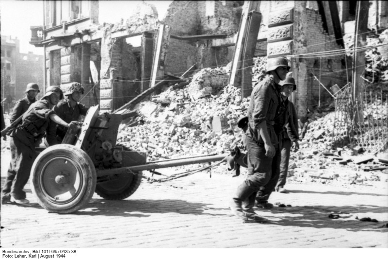 Deutsche Soldaten mit Panzerabwehrkanone (Bild: Deutsches Bundesarchiv, 101I-695-0425-38, Fotograf: Karl Leher, August 1944)
