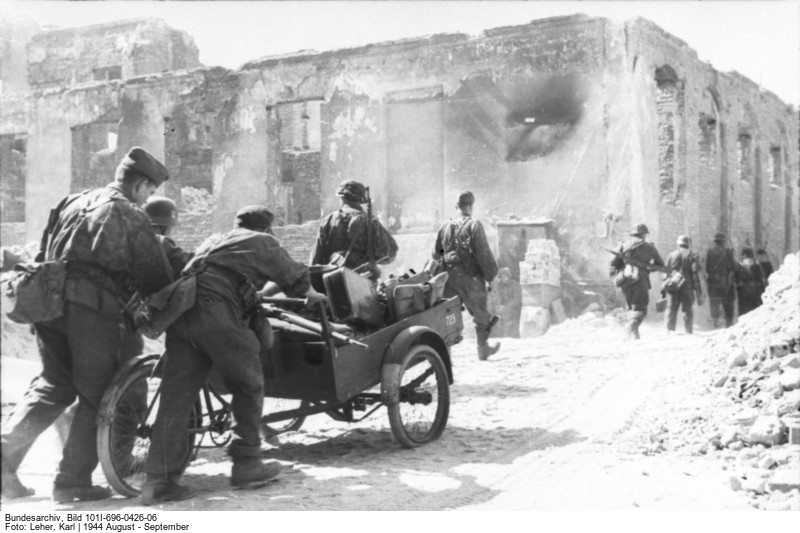 45'000 Soldaten der polnischen Heimat-Armee erheben sich auf Befehl der polnischen Exilregierung in London gegen die deutschen Besatzungstruppen. Auf deutscher Seite sind 39'000 Soldaten im Einsatz. Die Aufständischen kämpfen 63 Tage lang. Am 2. Oktober 1944 kapitulieren sie. Die deutschen Truppen massakrieren anschliessend massenweise Zivilisten. Die Stadt wird nach dem Aufstand fast völlig zerstört. Auf polnischer Seite sterben 15'000 Soldaten. Unter der Zivilbevölkerung kommen – je nach Schätzung – zwis…
