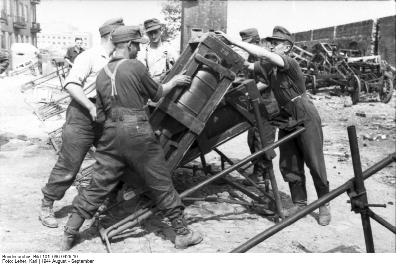 Abeuern eines Raketenwerfers mit 28-cm-Wurfkörper (Bild: Deutsches Bundesarchiv 101I-696-0426-14, Fotograf: Karl Leher, August/September 1944)

