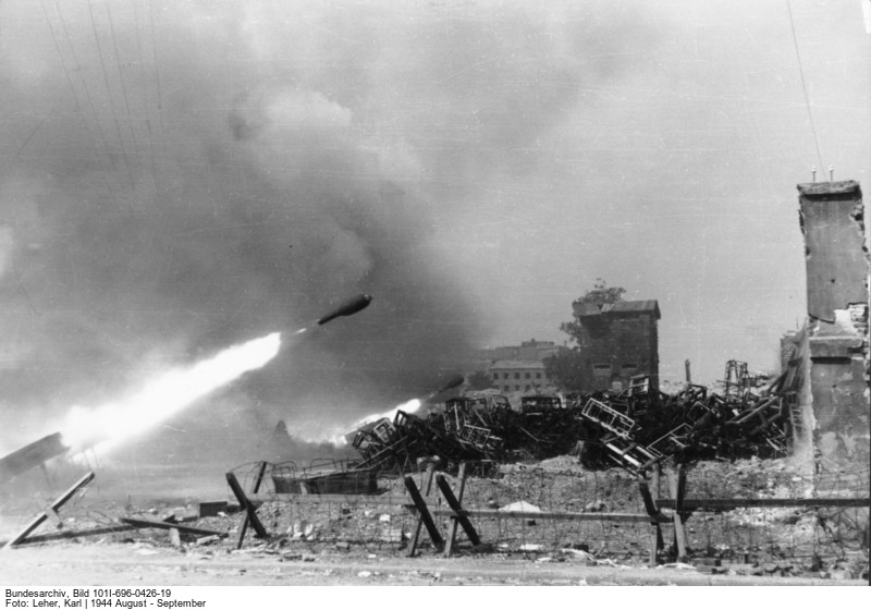 Abfeuern eines Raketenwerfers (Bild: Deutsches Bundesarchiv, 101I-696-0426-19, Fotograf: Karl Leher, August/September 1944)
