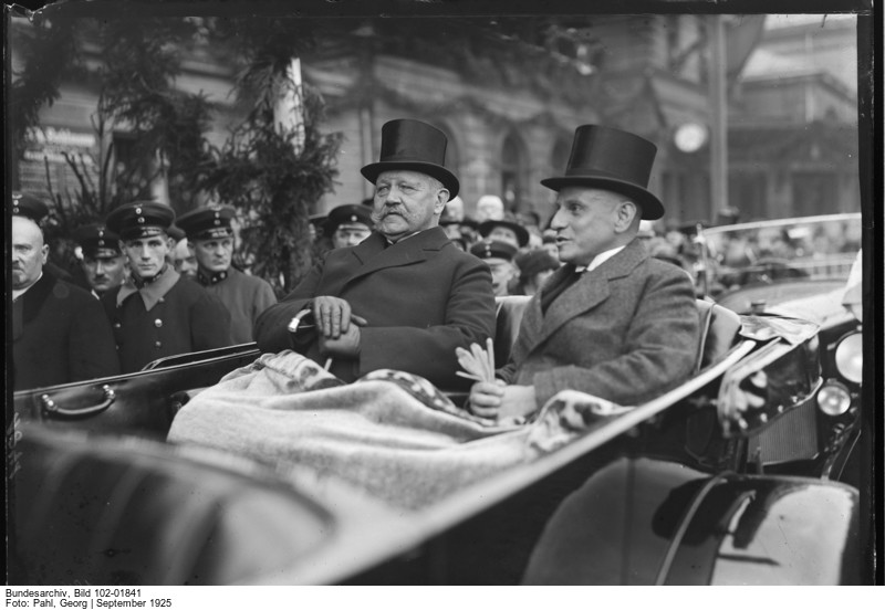Hindenburg mit dem Oberbürgermeister von Bochum, Ruer. (Bild: Deutsches Bundesarchiv, September 1925, Fotograf: Georg Pahl, Bild
Bild 102-01841)

