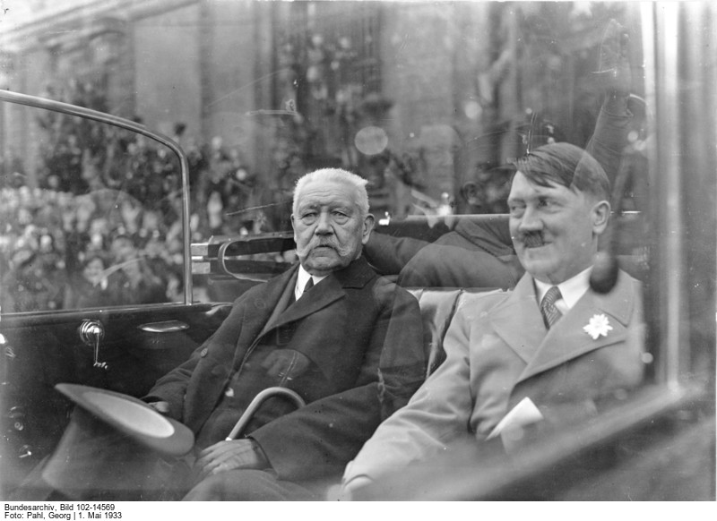 Hindenburg und Hitler am 1. Mai 1933 im Lustgaren in Berlin (Bild: Deutsches Bundesarchiv, Fotograf: Georg Pahl, Bild 102-14569)