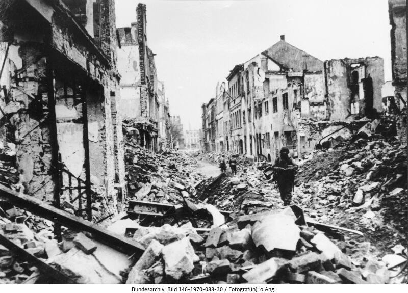 Amerikanische Soldaten nach der Einnahme von Koblenz. Im Bild die Kastorpfaffenstrasse (Bild: Deutsches Bundesarchiv, 146-1970-088-30)