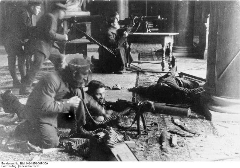 Revolution in Berlin, Schlosskämpfe im Pfeilersaal, November 1918 (Foto: Deutsches Bundesarchiv, Bild 146-1976-067-30A)