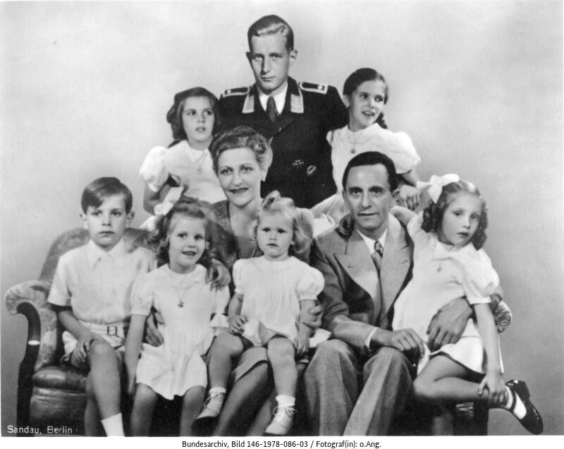 Familienporträt Goebbels: Mitte Magda Goebbels, Joseph Goebbels mit ihren sechs Kindern Helga, Hildegard, Helmut, Hedwig, Holdine und Heidrun. Dahinter Harald Quandt in der Uniform eines Feldwebels der Luftwaffe. Das Bild stammt aus den Jahren 1940/1942. (Bild: Deutsches Bundesarchiv, 146-1978-086-03)