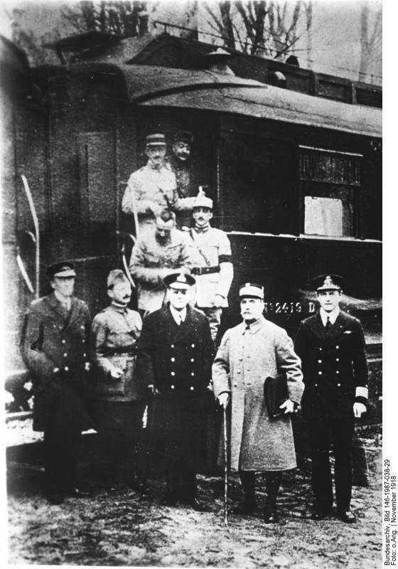 Marschall Ferdinand Foch (vordere Reihe, zweiter von rechts) vor seinem Salonwagen im Wald von Compiègne, November 1918 (Bild: Deutsches Bundesarchiv, Bild 146-1987-038-29)