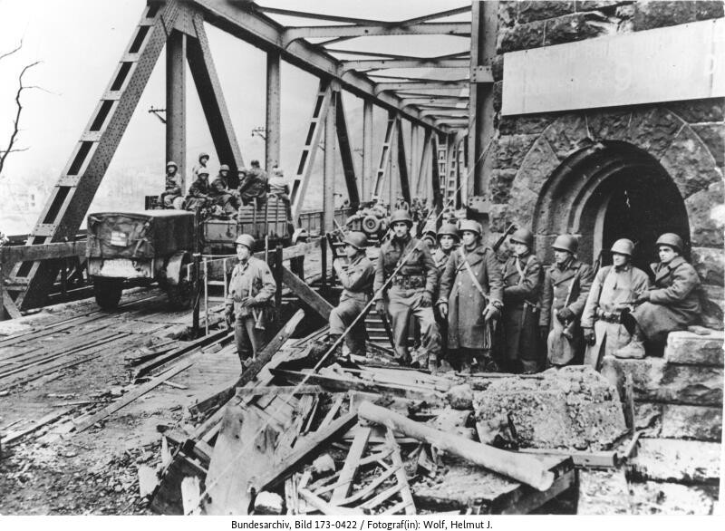 Amerikanische Soldaten auf der beschädigten Brücke von Remagen, zwischen dem 8. und 10. März (Bild: Deutsches Bundesarchiv, 173-0422, Helmut J. Wolf)