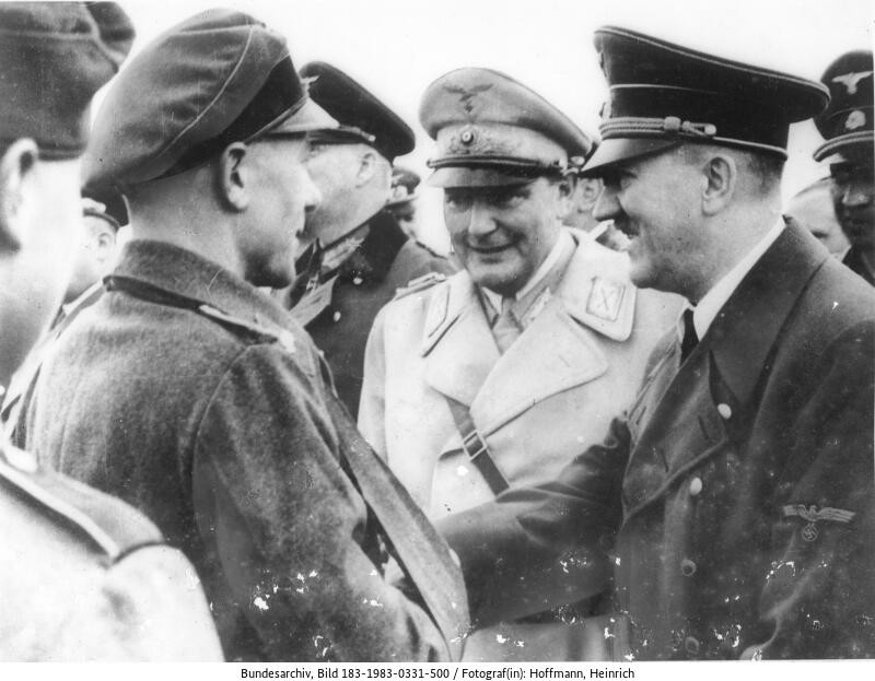 Anfang April besucht Hitler in Begleitung von Hermann Göring (Mitte) eine Truppeneinheit der deutschen Wehrmacht. (Bild: Deutsches Bundesarchiv, 183-1983-0331-500)
