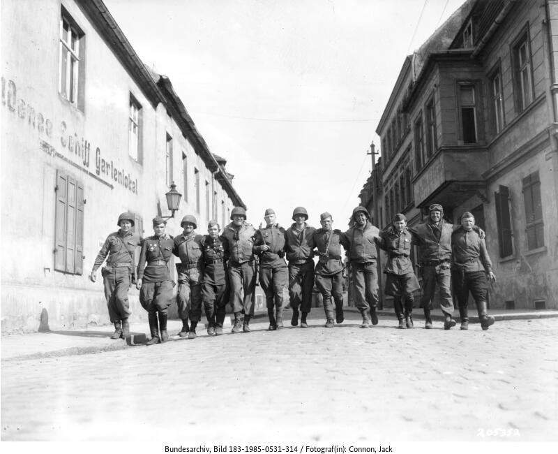 Das Bild entstand nach der ersten Begegnung: Amerikanische und sowjetische Soldaten Arm in Arm in den Strassen von Torgau (Bild: Deutsches Bundesarchiv, 183-1985-0531—314)