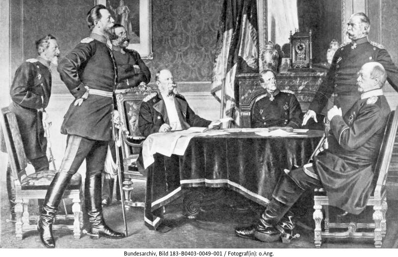 Der preussische König Wilhelm I. (rechts hinten) mit Kanzler Otto von Bismarck (rechts vorn) und Moltke im Schloss Versailles vor der Krönung Wilhelms zum Kaiser (Foto: Deutsches Bundesarchiv)