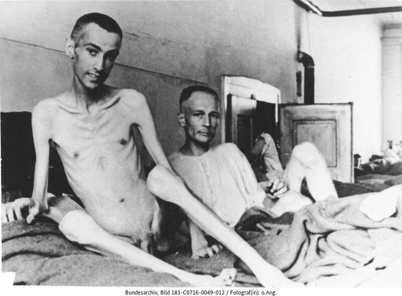 Häftlinge im KZ Litoměřice nördlich von Prag. In einer unterirdischen Fabrik mussten sie teile für die V-1 und V-2 herstellen. Das Bild wurde kurz nach der Befreiung aufgenommen (Deutsches Bundesarchiv Bild 183-C0716-0049-012) Mai 1945