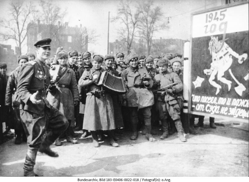Sowjetische Soldaten feiern singend ihren Sieg und das Ende der Kämpfe. (Bild: Deutsches Bundesarchiv, 183-R83727, Mai 1945)
