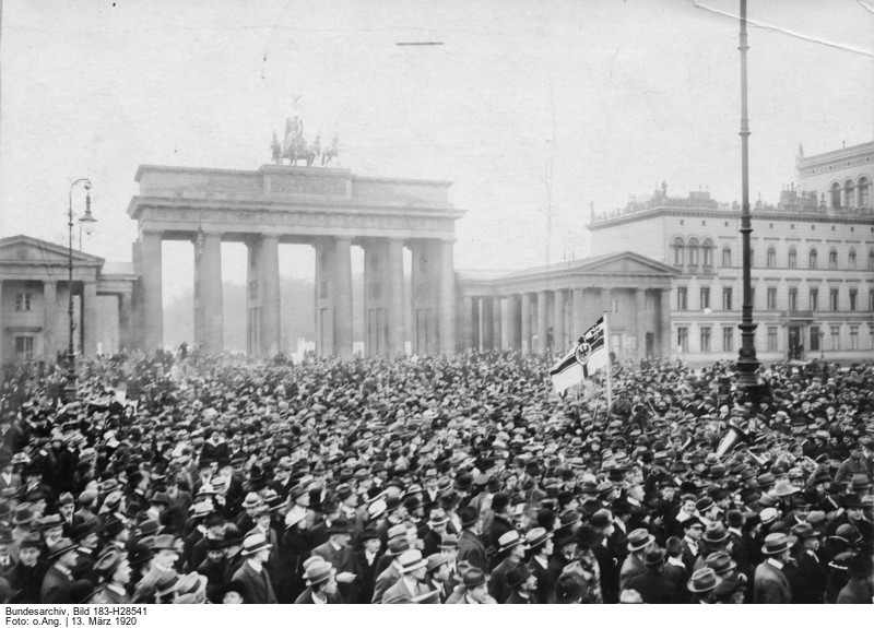 Aufmarsch der Putschisten vor dem Brandenburger Tor. 