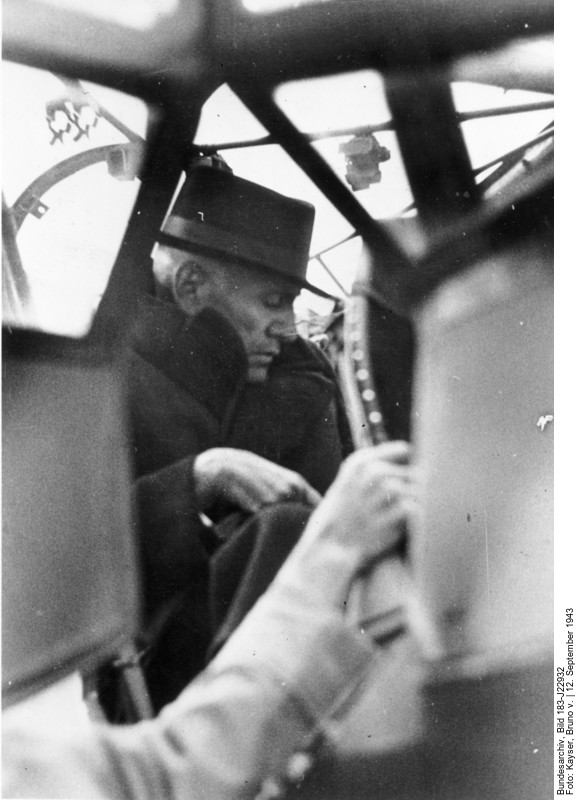 Mussolini im Flugzeug vor dem Abflug, Bild: Deutsches Bundesarchiv, Fotograf: Bruno Kayser, Bild Nr. 183-J22932, aufgenommen am 12. September 1943