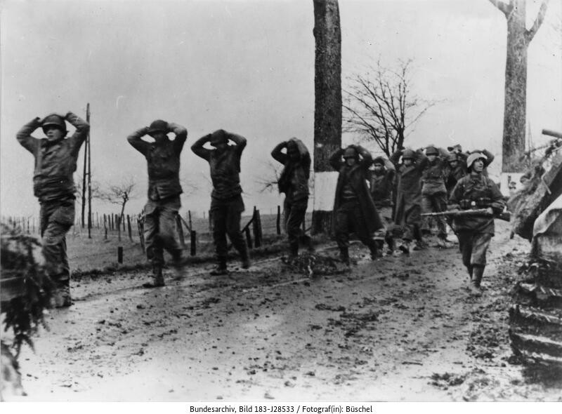 Gefangene amerikanische Soldaten werden in ein Sammellager abgeführt. (Bild: Deutsches Bundesarchiv, ??? Januar 1945, Büschel)