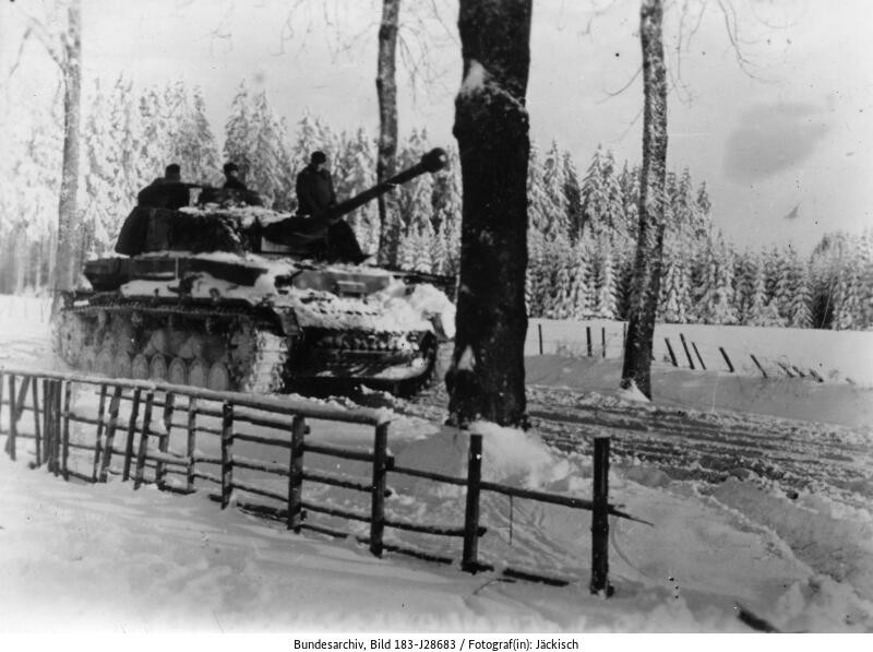 Deutscher Panzer in den tiefverschneiten Ardennen (Bild: Deutsches Bundesarchiv, 183-J28683, Januar 1945, Jäkisch)
