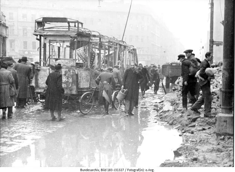 Berlin, Oranienstrasse am Moritzplatz nach dem alliierten Angriff am 3. Februar 1945 (Bild: Deutsches Bundesarchiv, 183-J31327)


