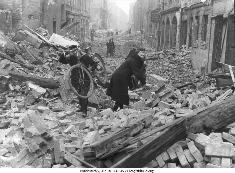 Berlin, die Stallschreiberstrasse nach einem alliierten Luftangriff (Bild: Deutsches Bundesarchiv, 183-J31345, Februar/März 1945)
