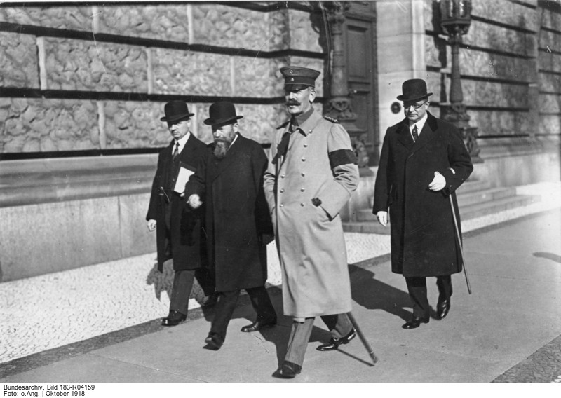 Prinz Max von Baden, der letzte deutsche Reichskanzler des Kaiserreichs, auf dem Weg in den Reichstag, November 1918. (Bild: Deutsches Bundesarchiv, Bild 183-R04159)