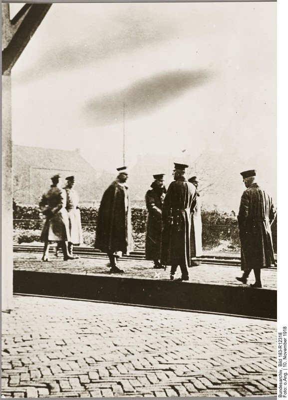 Wilhelm II. flüchtet nach seiner Abdankung auf holländisches Gebiet. Im Bild: Wilhelm verabschiedet sich am belgisch-niederländischen Grenzübergang Eysden von seinem Gefolge (Bild: Deutsches Bundesarchiv, Bild 183-R12318)