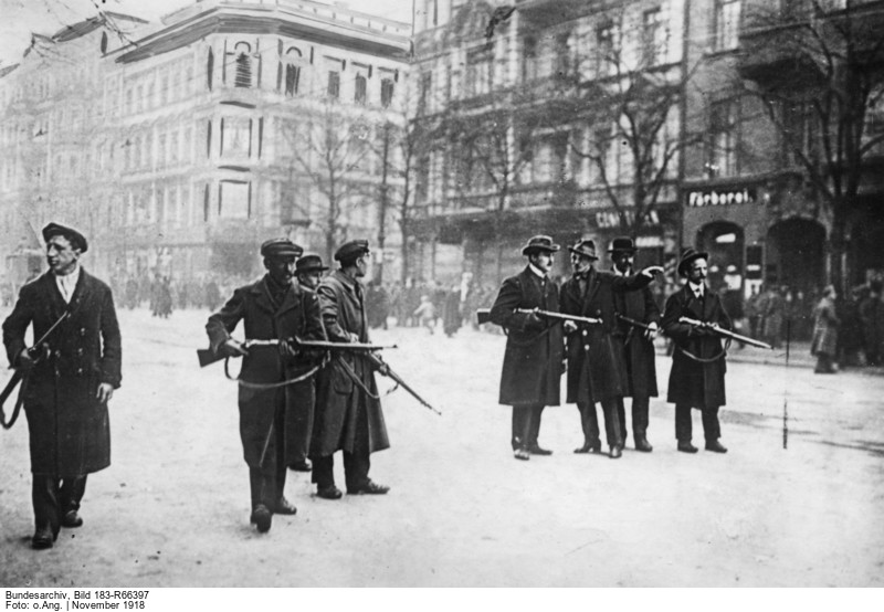 Bewaffnete Spartakisten in den Strassen Berlins (Foto: Deutsches Bundesarchiv, Bild 183-R66397)