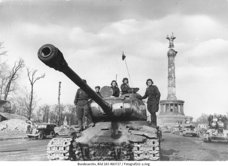 Sowjetische Soldaten auf der Berliner Charlottenburger Chaussee vor der Siegessäule (Bild: Deutsches Bundesarchiv, 183-R83727, Mai 1945)