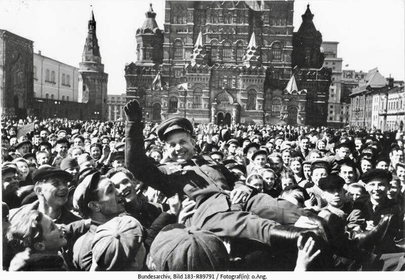 Siegesfeier am 9. Mai in Moskau: Das Bild stammt vom SNB (Sowjetisches Nachrichtenbüro). Originaltext der Bildlegende: „Der Tag des Sieges über die faschistische deutsche Armee, der 9. Mai 1945, wird von der Moskauer Bevölkerung auf dem Roten Platz freudig gefeiert. “ (Bild: Deutsches Bundesarchiv 183-R89791)
