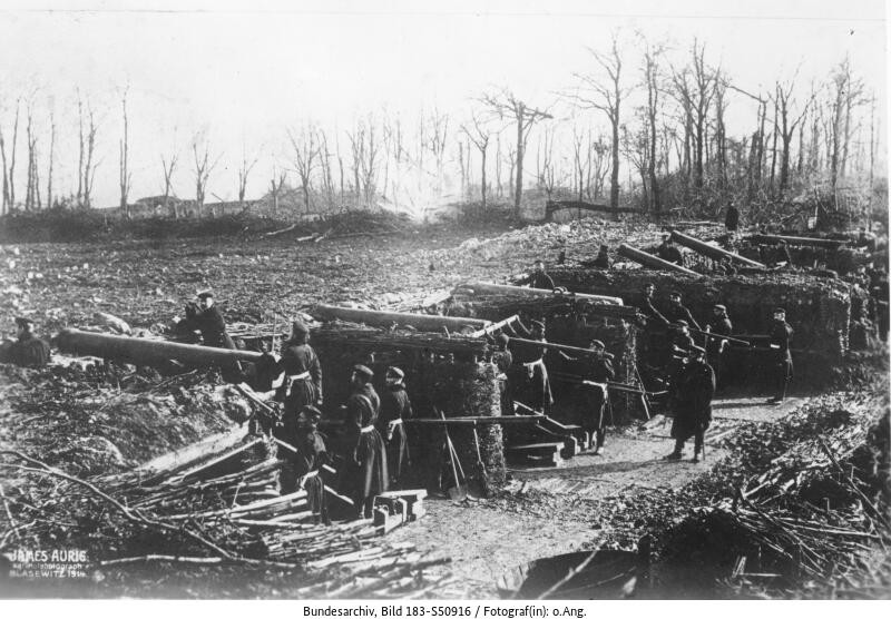 Deutsche Truppen beschiessen Paris mit Kanonen, die sie zuvor von den Franzosen erobert hatten. (Foto: Deutsches Bundesarchiv, Januar 1871, Bild 183-S50916)
