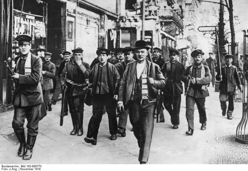 Ein Trupp revolutionärer Arbeiter und Soldaten „Unter den Linden“ in Berlin, 9. November 1918 (Foto: Deutsches Bundesarchiv, Bild 183-S60770) 

