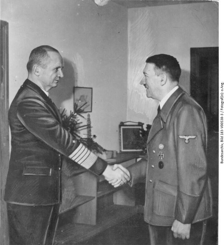 Hitler empfängt im Führerbunker kurz vor seinem Suizid den Oberbefehlshaber der Kriegsmarine, Großadmiral Karl Dönitz. (Bild: Deutsches Bundesarchiv, 183-V00538-3, April 1945)
