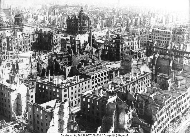 Zerstörte Innenstadt: Bild: Deutsches Bundesarchiv, 183-ZO309-310-015, Fotograf: G. Beyer, Februar 1945
