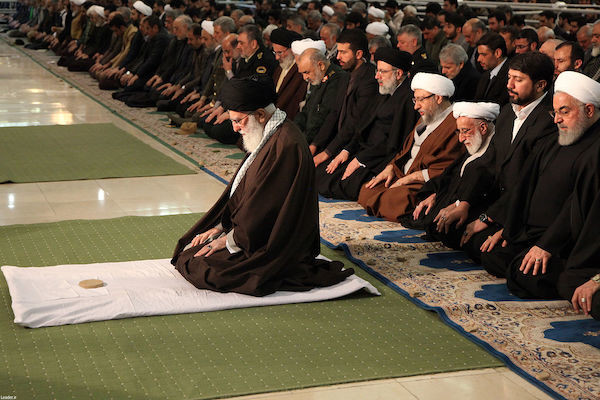 Präsident Rouhani (1. v. rechts) verliess den Gebetsraum frühzeitig