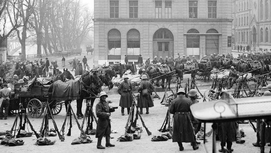 1918: Landesstreik (Generalstreik) in der Schweiz: Er bildet den Höhepunkt der heftigen sozialen Auseinandersetzungen, die am Ende des Ersten Weltkrieges ausbrachen. Zwischen 250'000 und 400'000 Arbeiter legen die Arbeit nieder. Der Bundesrat fordert den Streikabbruch. General Ulrich Wille lässt Zürich und Bern besetzen. Die Streikenden brechen nach drei Tagen ihre Aktion ab. Der Streik endet mit einer klaren Niederlage des revolutionären Flügels der Sozialdemokratie. Die prekäre wirtschaftliche Lage nach …